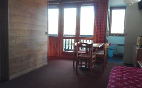 Appartement 5 personnes une chambre proche pistes balcon vue montagne Draps et serviettes non fournis Ménage à réaliser par le locataire